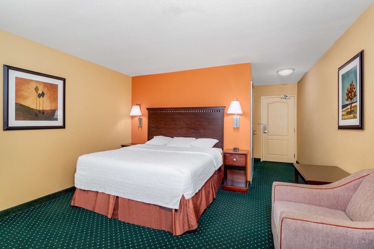 Premium bedding, iron/ironing board, free cribs/infant beds, free WiFi