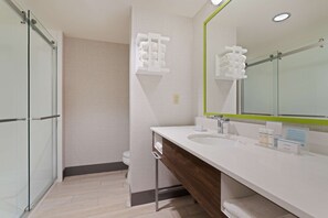Chambre Deluxe, 1 très grand lit king-size, Non-fumeurs. | Douche de la salle de bain
