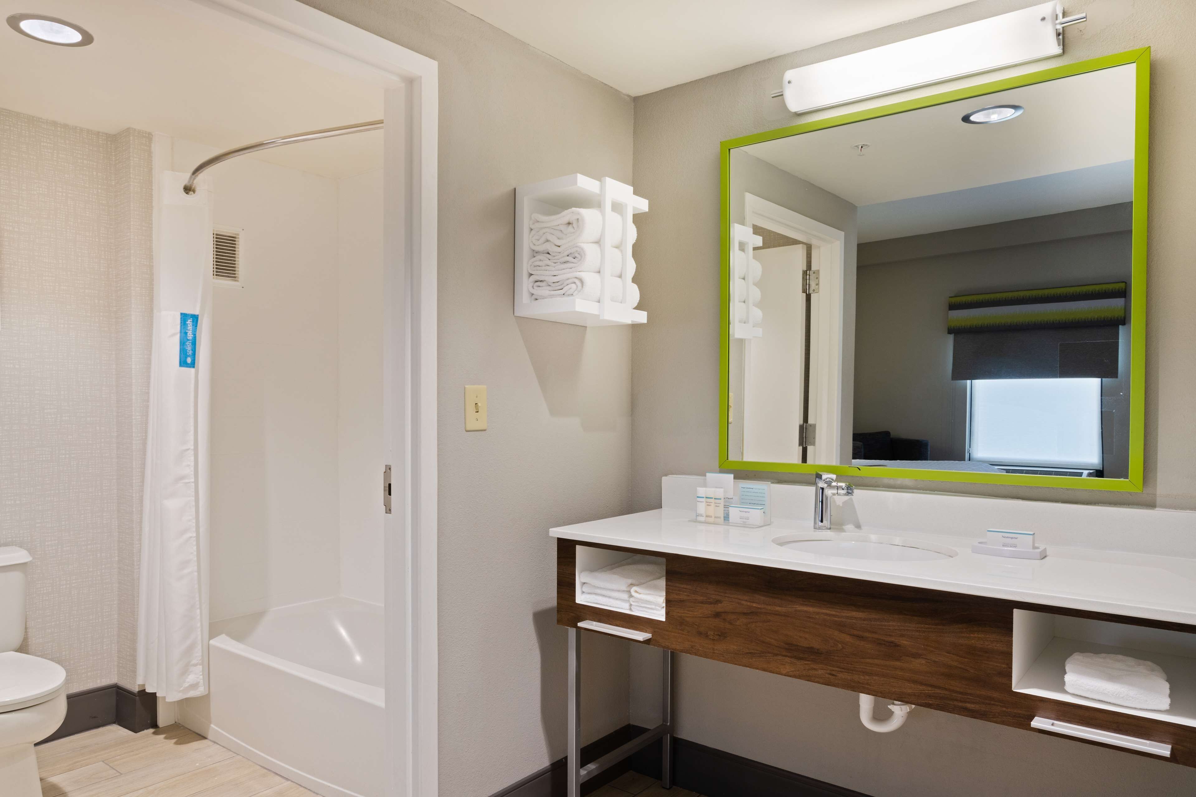 studio, one king bed, non-smoking | bathroom shower