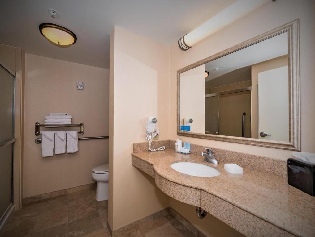 Badezimmer | Kostenlose Toilettenartikel, Haartrockner, Handtücher