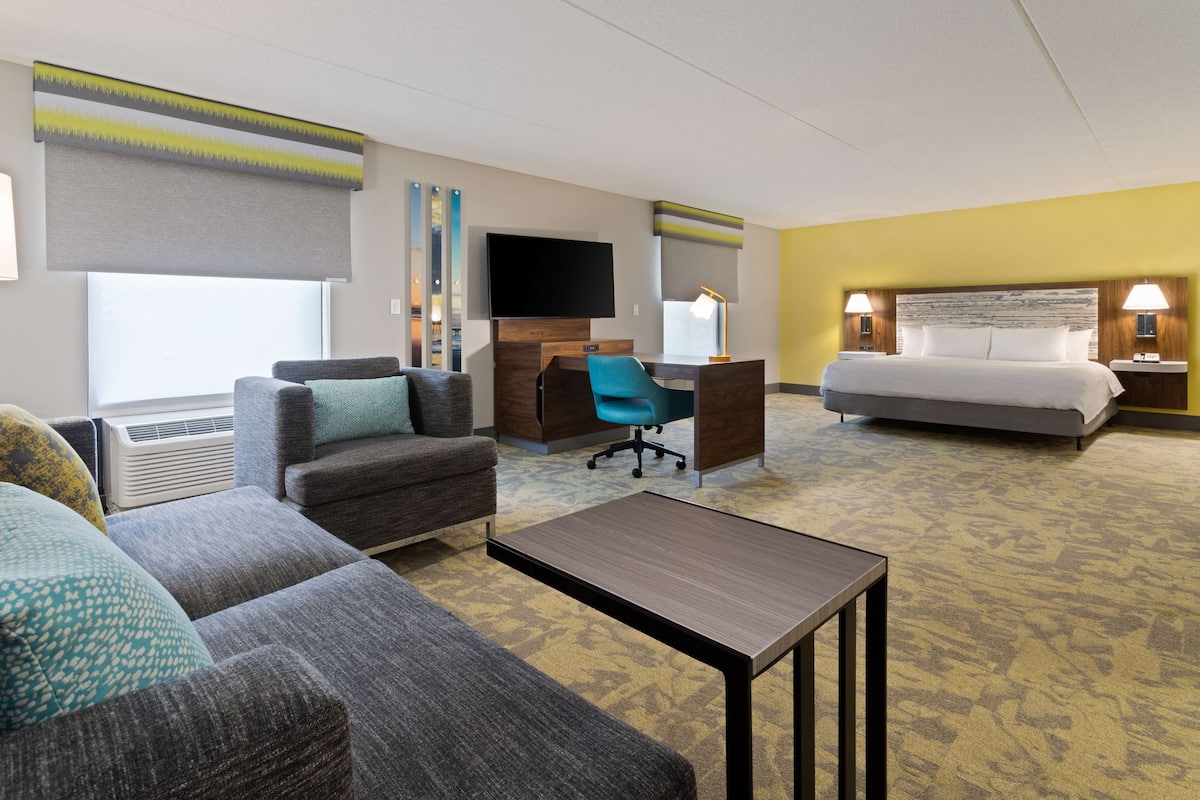 Suite, 1 kingsize bed, toegankelijk voor mindervaliden, niet-roken | Woonruimte | Een 32-inch lcd-televisie met kabelzenders en een televisie