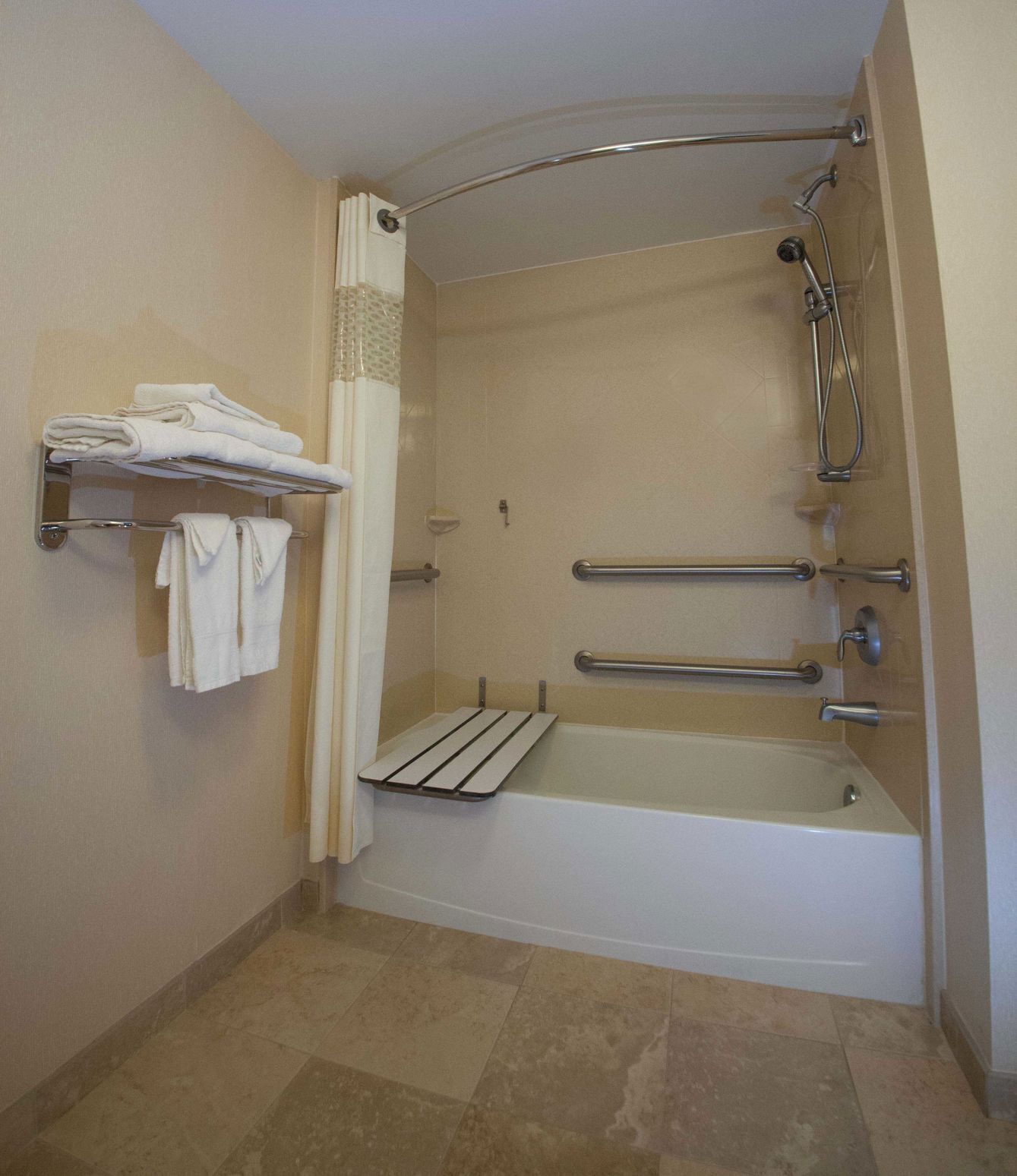 Badezimmer | Kostenlose Toilettenartikel, Haartrockner, Handtücher