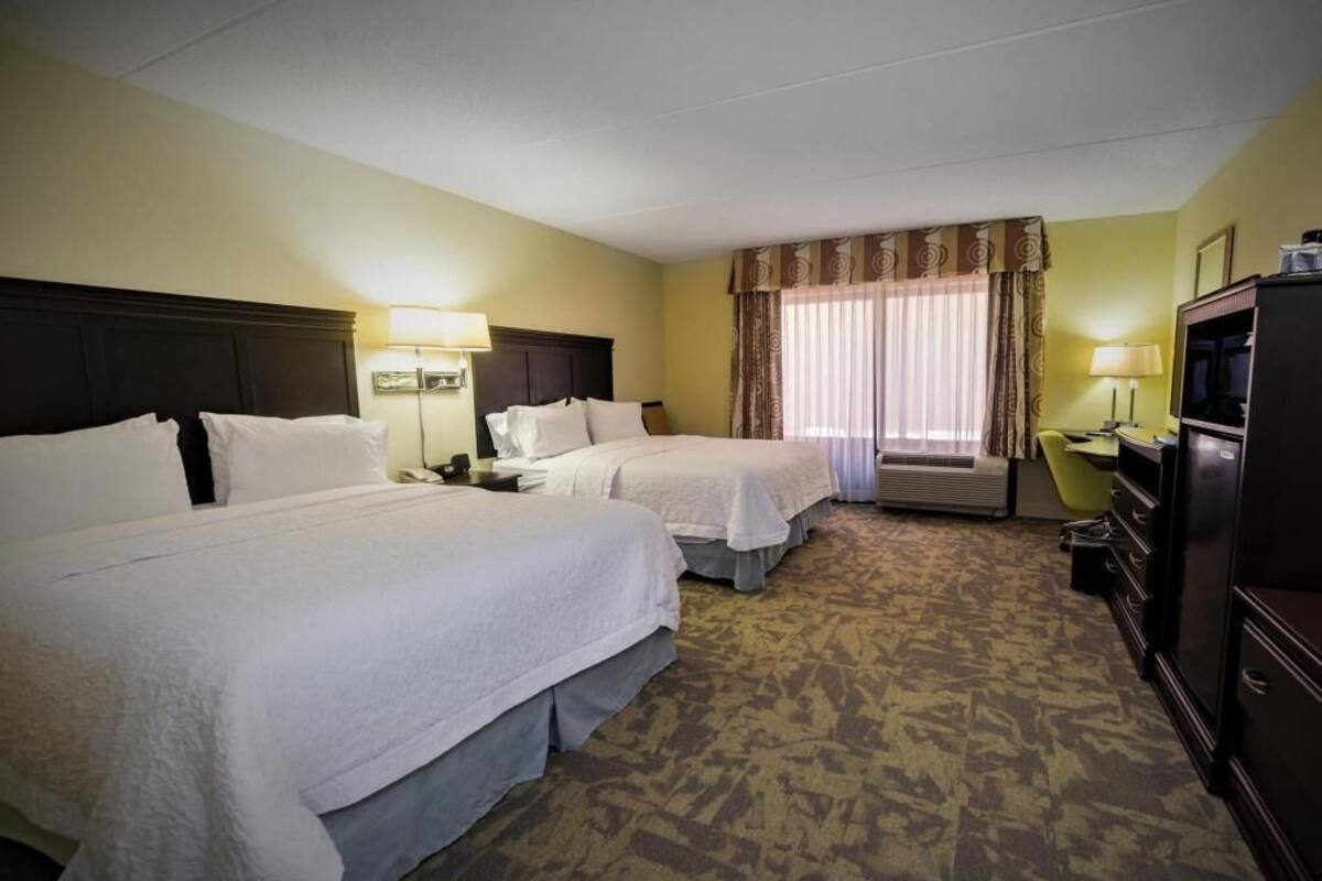 Allergiatestatut vuodevaatteet, tallelokero huoneessa, työpöytä