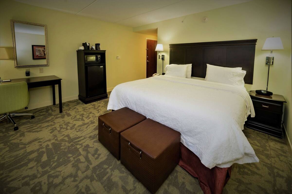 Allergiatestatut vuodevaatteet, tallelokero huoneessa, työpöytä