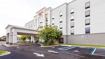 Welcome to our hotel, featuring a covered entrance and designated parking spaces.