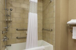 Two Queen Beds, Non-Smoking, Accessible | Bathroom | Free toiletries, hair dryer, bathrobes, towels - Hampton Inn Warsaw (Warsaw)