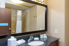 Bathroom shower - Hampton Inn Warsaw (Warsaw)
