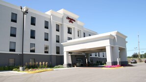 A Hampton Inn hotel with a modern facade, a covered entrance, and a parking lot. - Hampton Inn Warsaw (Warsaw)