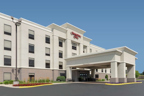 A Hampton Inn hotel with a covered entrance, clear signage, and a landscaped front area.