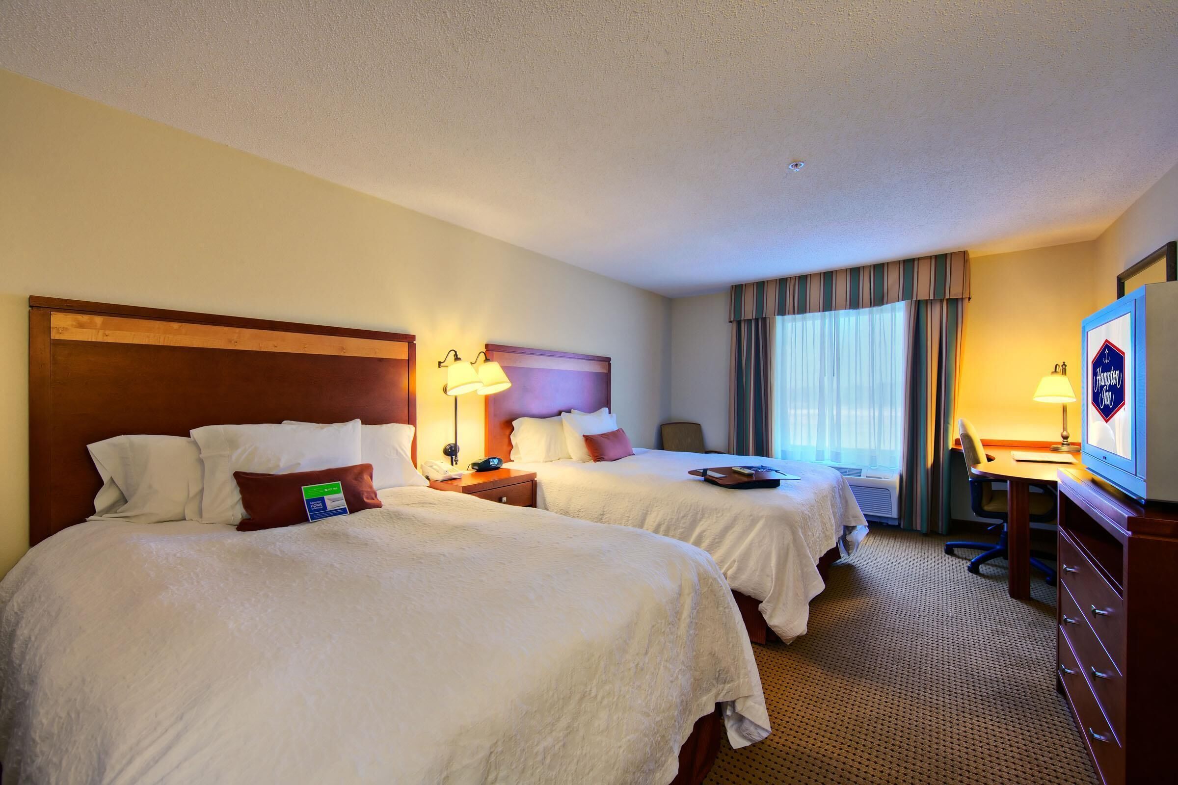 Cortinas opacas, tabla de planchar con plancha, cunas gratuitas