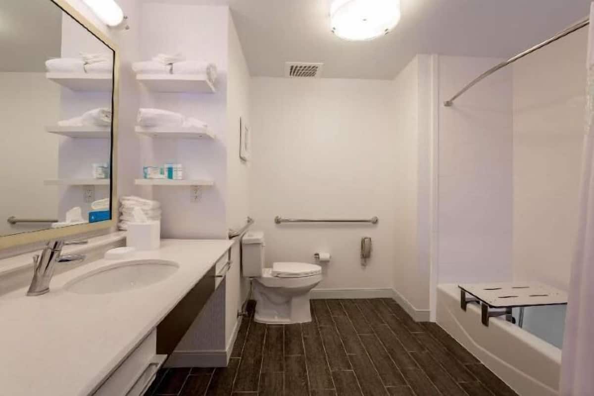 Combined shower/bathtub, free toiletries, hair dryer, towels