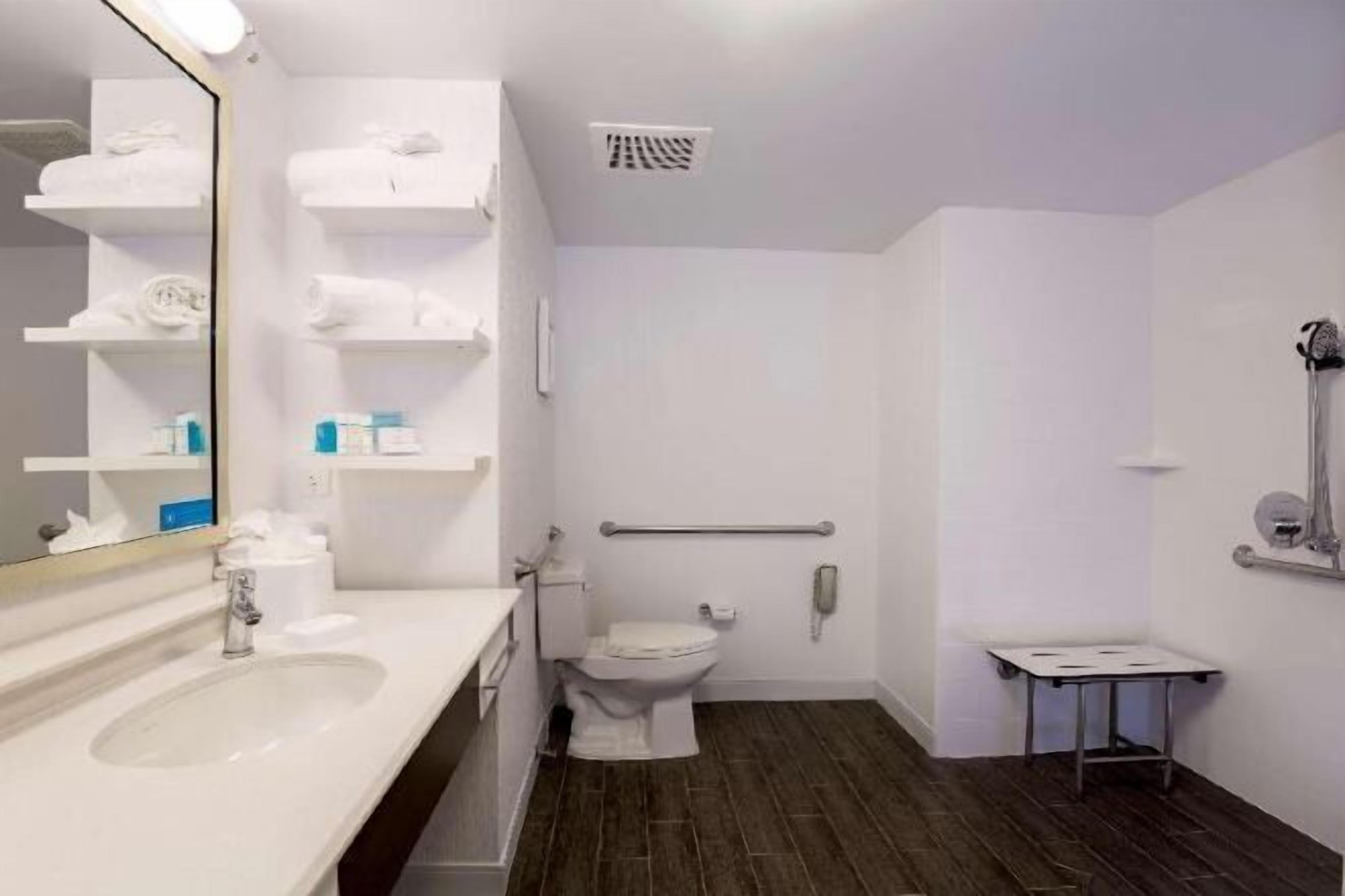 Bad | Kombinert dusj/badekar, toalettartikler (inkludert) og hårføner