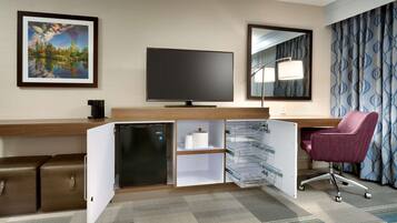 Escritorio, espacio para trabajar con laptop y cortinas blackout