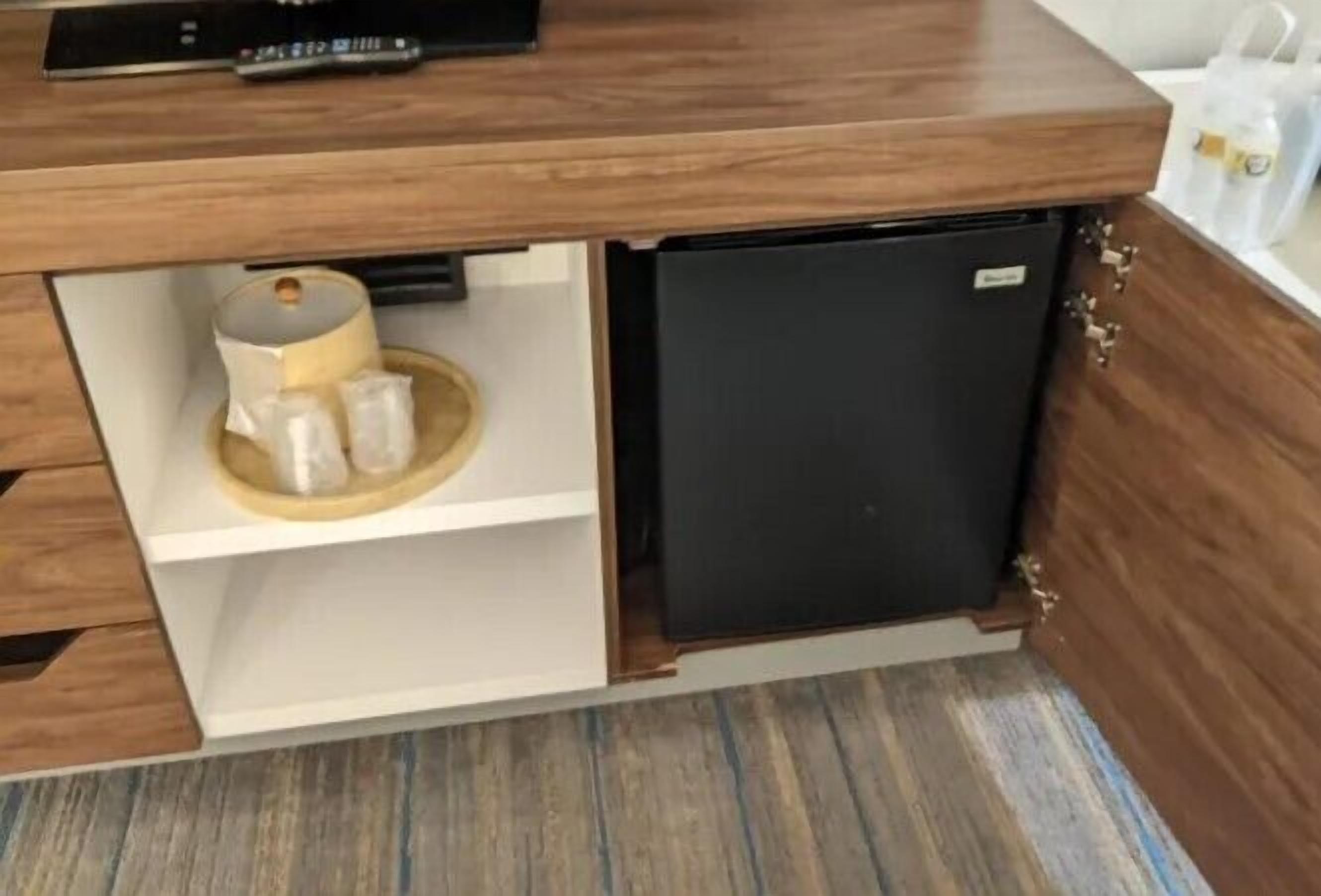 room, 1 king bed, non smoking, refrigerator | mini fridge