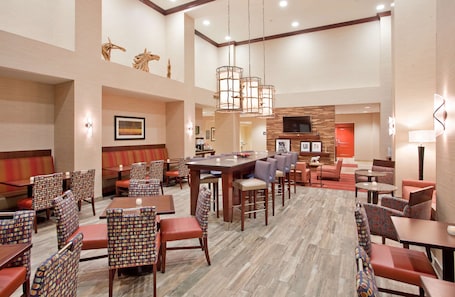 Restaurant. Hampton Inn & Suites Omaha Southwest-La Vista