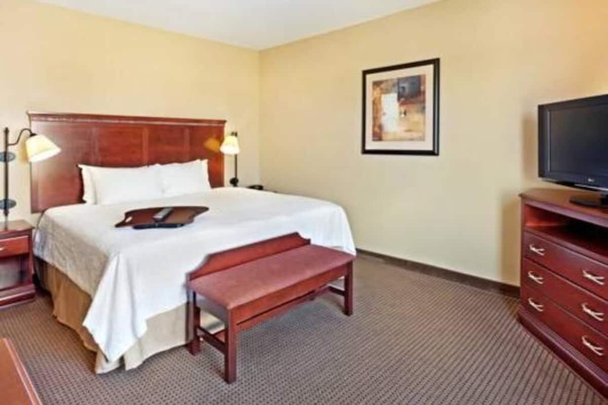 Literie de qualité, lit avec matelas à plateau-coussin, bureau