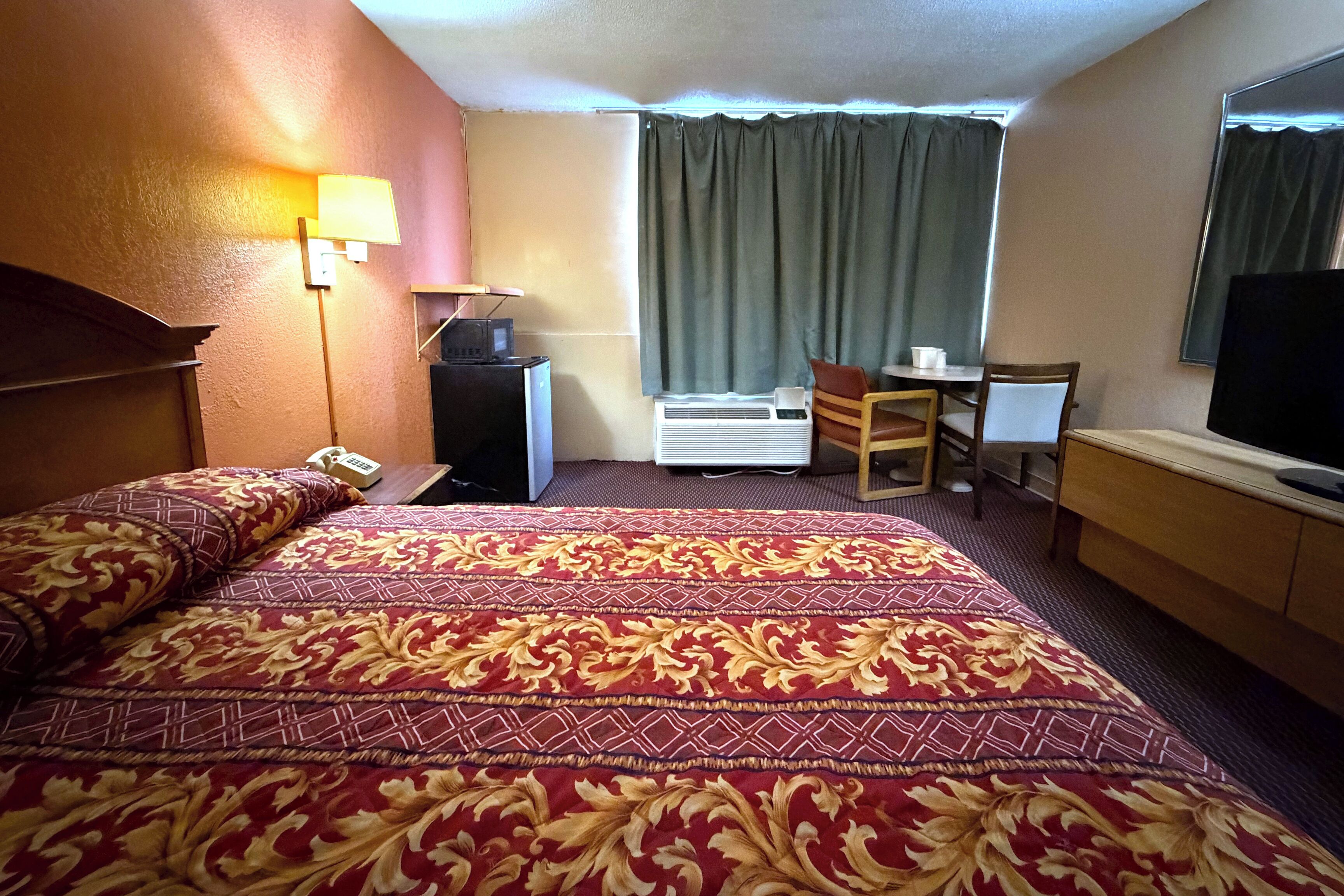 Room, 1 Queen Bed, Non Smoking | 1 bedroom, desk, iron/ironing board, free WiFi
