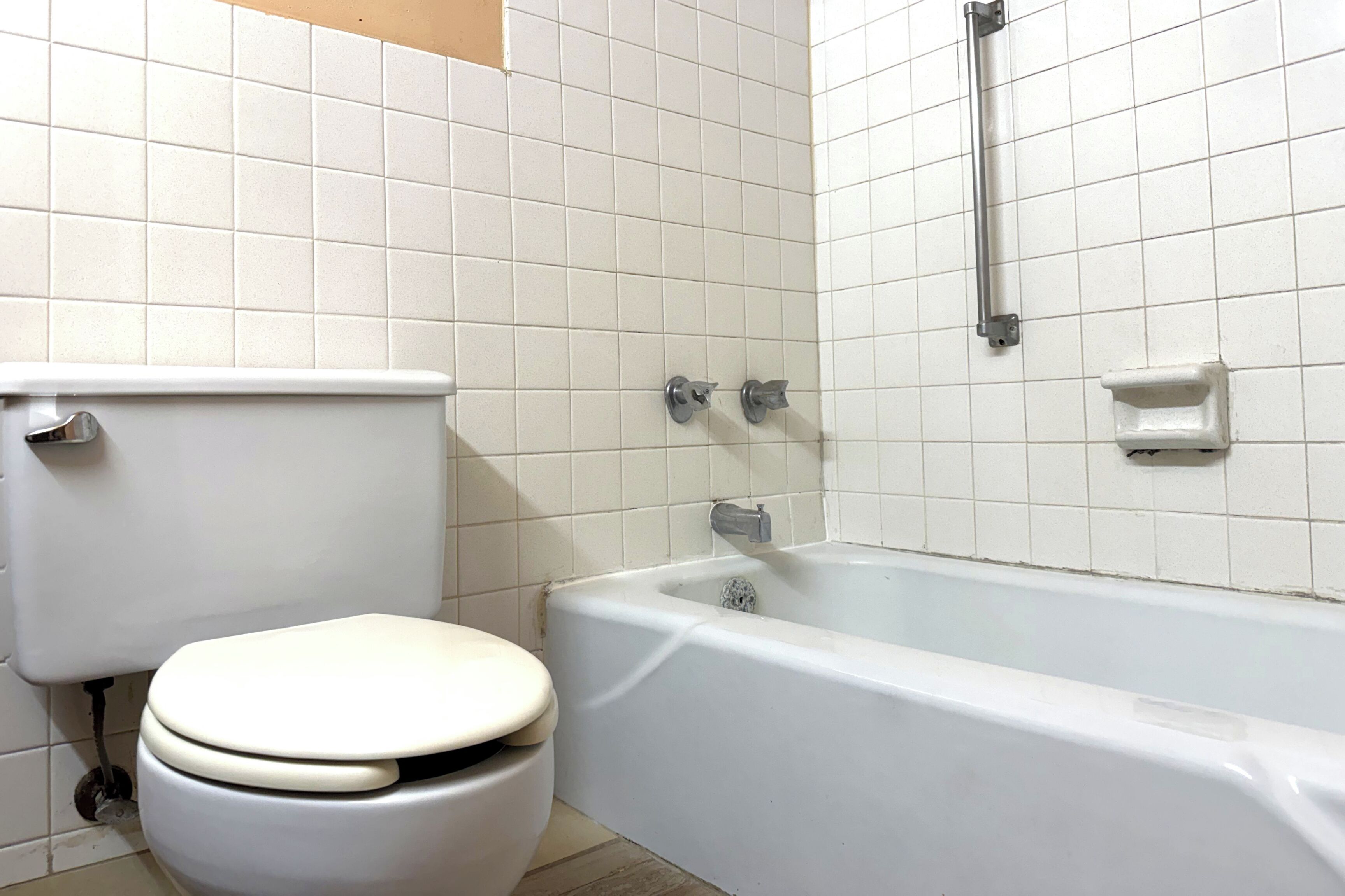 Deep-soaking bathtub, free toiletries, towels