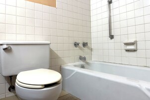 Bañera profunda, artículos de higiene personal gratuitos y toallas