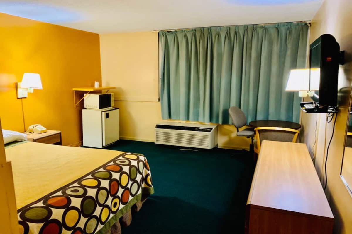Room, 1 Katil Ratu (Queen), Non Smoking | 1 bilik tidur, meja, seterika/papan seterika, Wi-fi percuma