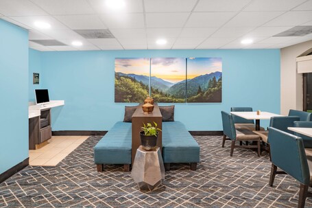 La Quinta Inn Suites by Wyndham Sevierville Kodak - Image 30