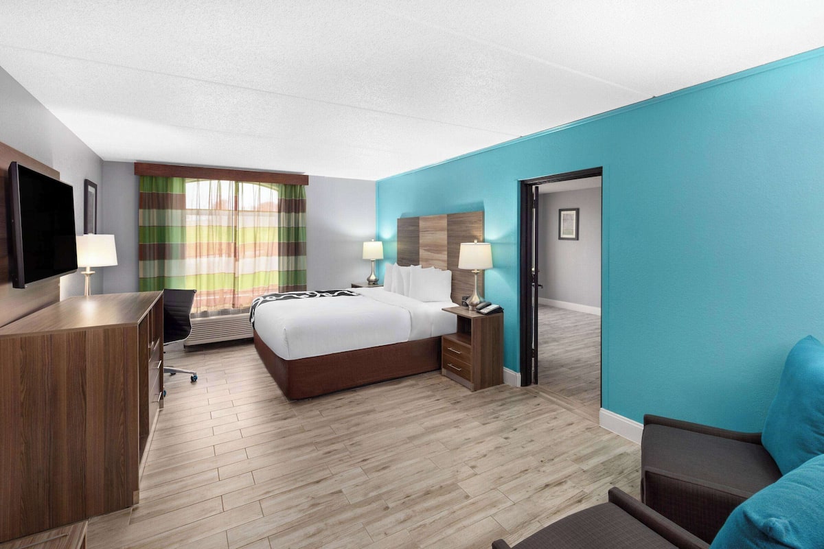 Suite, 1 Bedroom, Non Smoking | Premium bedding, in-room safe, desk, iron/ironing board