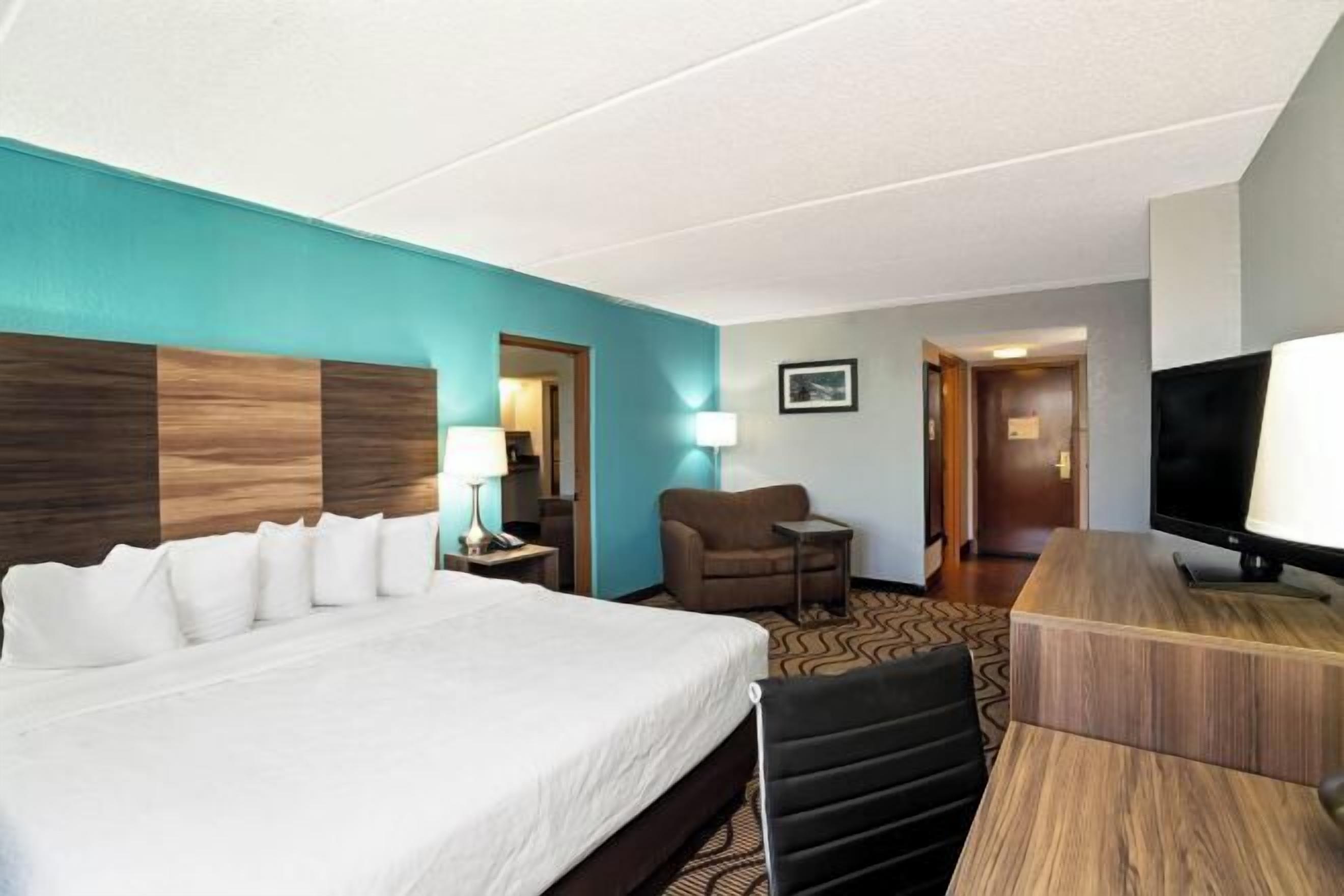 Premium bedding, in-room safe, desk, iron/ironing board