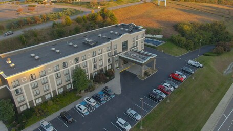 La Quinta Inn Suites by Wyndham Sevierville Kodak - Image 7
