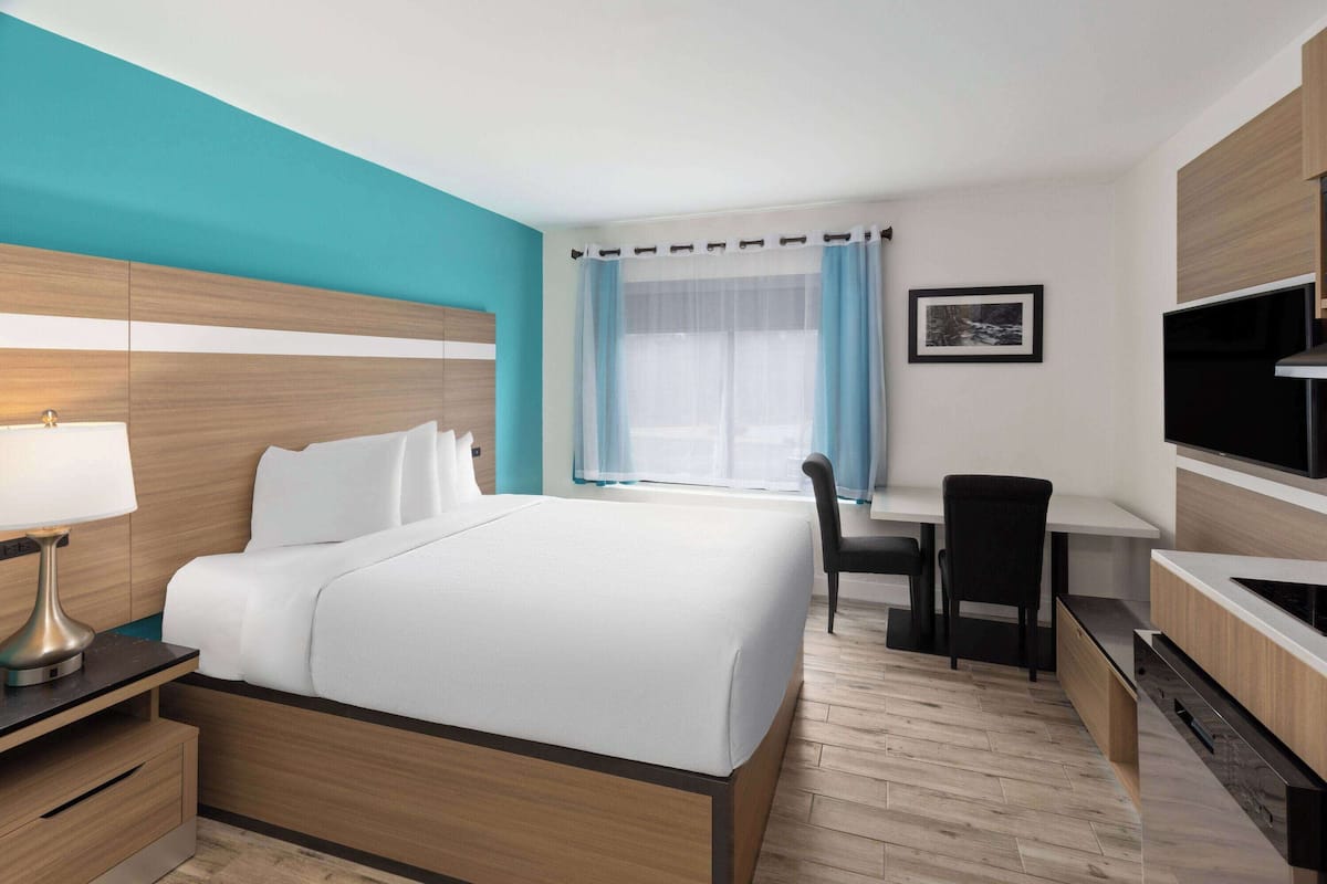 Room, 1 Queen Bed, Non Smoking, Kitchenette | Premium bedding, in-room safe, desk, iron/ironing board