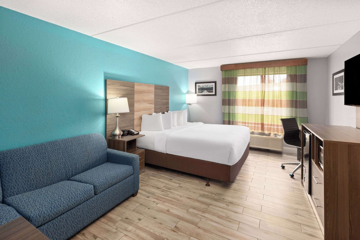 Room, 1 King Bed, Accessible, Non Smoking | Premium bedding, in-room safe, desk, iron/ironing board