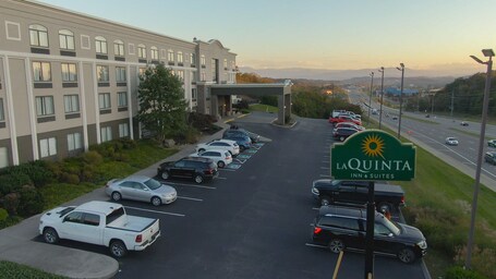 La Quinta Inn Suites by Wyndham Sevierville Kodak - Image 12