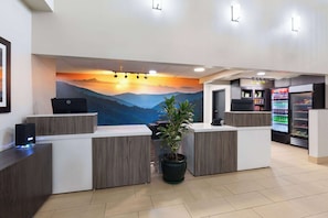 Lobby - La Quinta Inn & Suites by Wyndham Sevierville / Kodak (Kodak)