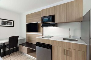 高档床上用品、客房内保险箱、办公桌、熨斗/熨衣板