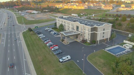 La Quinta Inn Suites by Wyndham Sevierville Kodak - Image 18
