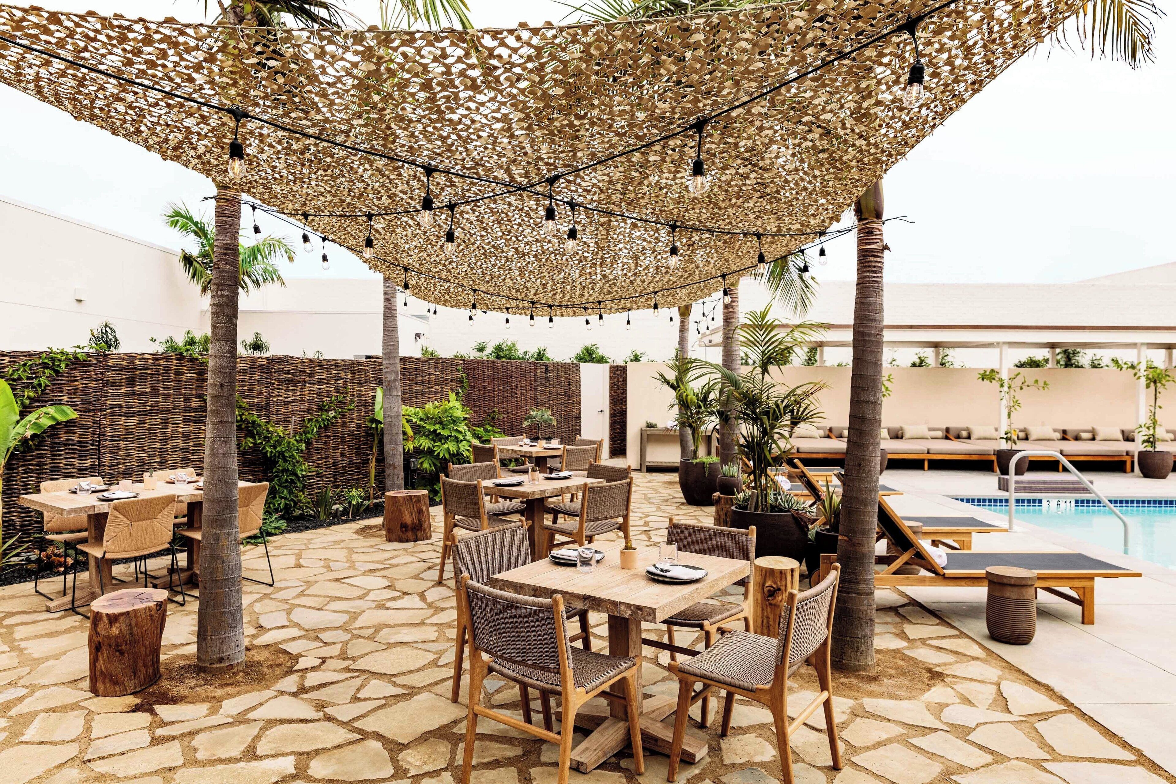 Outdoor pool, free cabanas, sun loungers