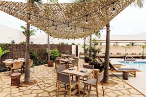 Outdoor pool, free cabanas, sun loungers - Hotel June West L.A., a Member of Design Hotels (Los Angeles)