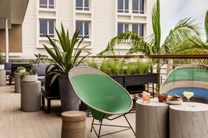 Outdoor dining - Hotel June West L.A., a Member of Design Hotels (Los Angeles)