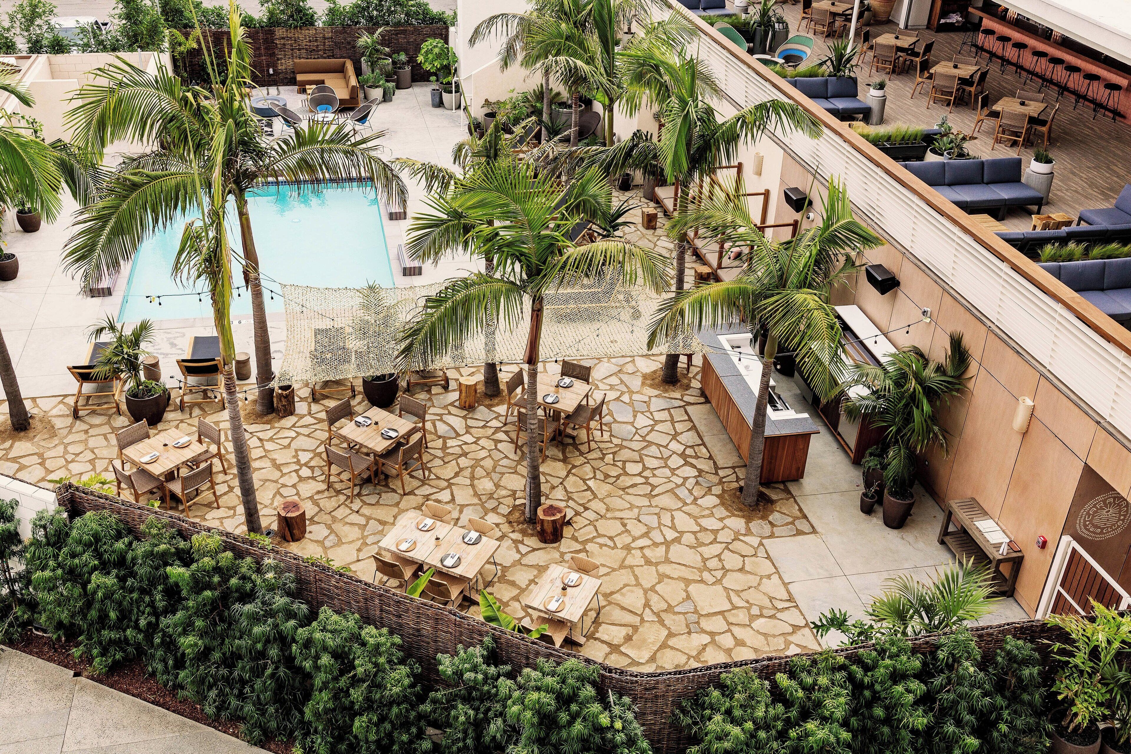 Outdoor pool, free cabanas, sun loungers