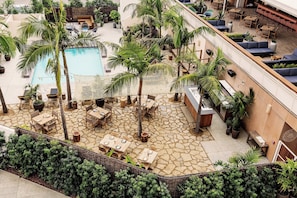 Piscine extérieure, cabanons gratuits, chaises longues