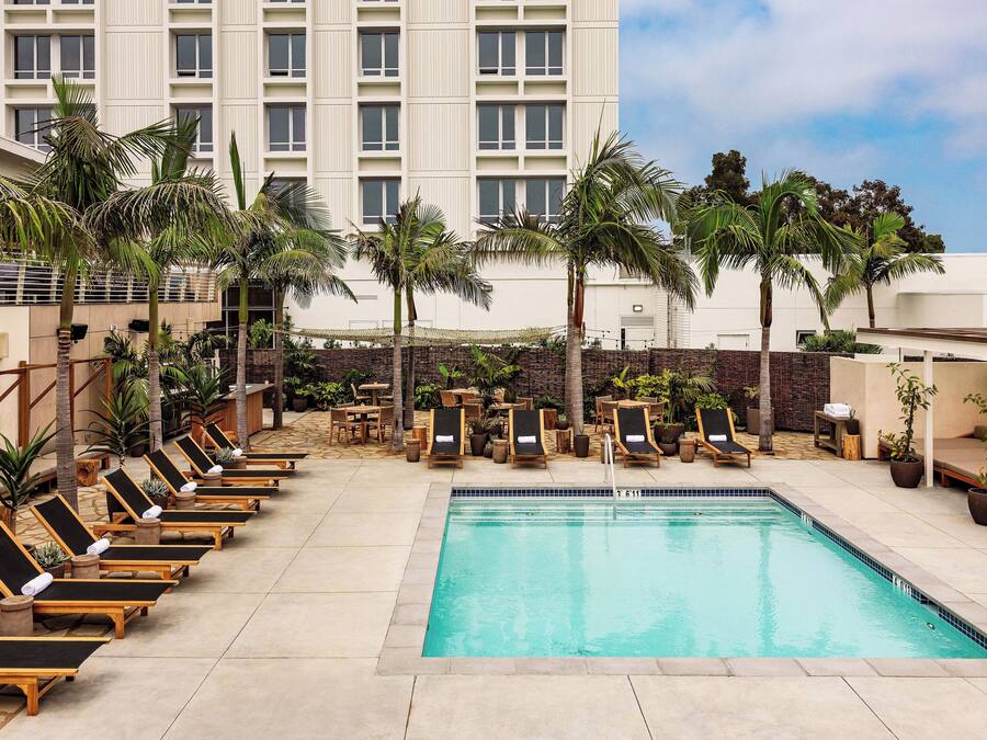 Una piscina al aire libre, camas de piscina gratis