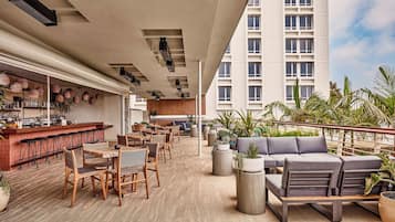 Outdoor pool, free pool cabanas, pool loungers