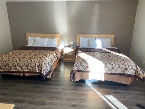 Standard Room, 2 Queen Beds, Non Smoking | Iron/ironing board, free WiFi, bed sheets - North Bay Inn Santa Rosa (Santa Rosa)