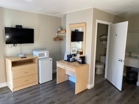 Tabla de planchar con plancha, wifi gratis y ropa de cama . North Bay Inn Santa Rosa