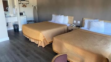 Tabla de planchar con plancha, wifi gratis y ropa de cama