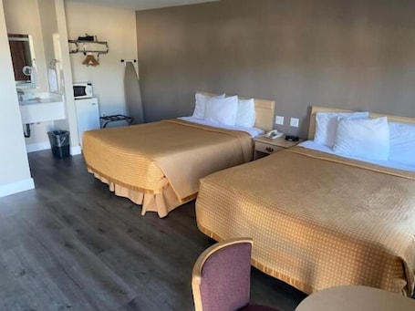 Tabla de planchar con plancha, wifi gratis y ropa de cama