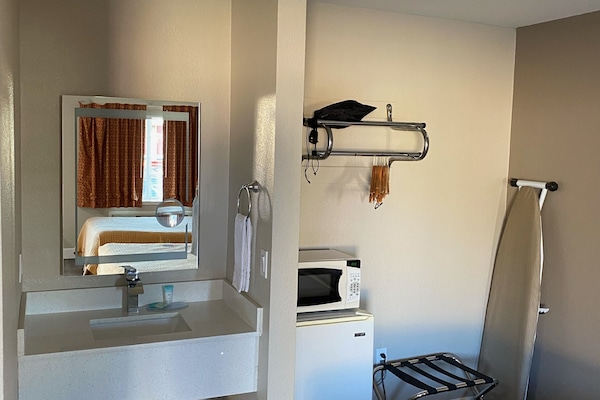 Iron/ironing board, WiFi (free), bed sheets