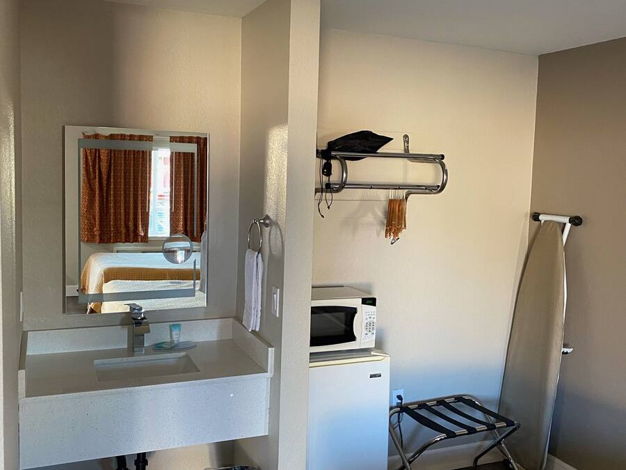 Iron/ironing board, free WiFi, bed sheets