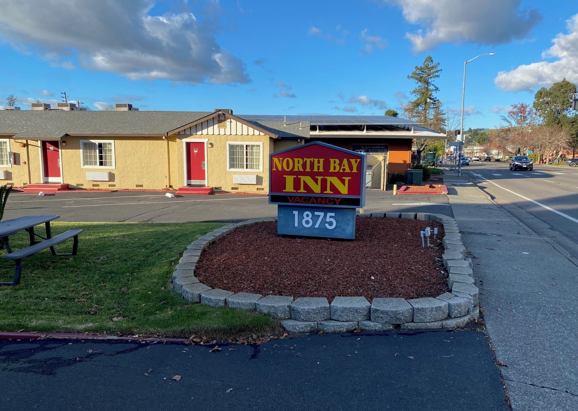 A North Bay Inn sign with a vacancy notice and the address 1875.