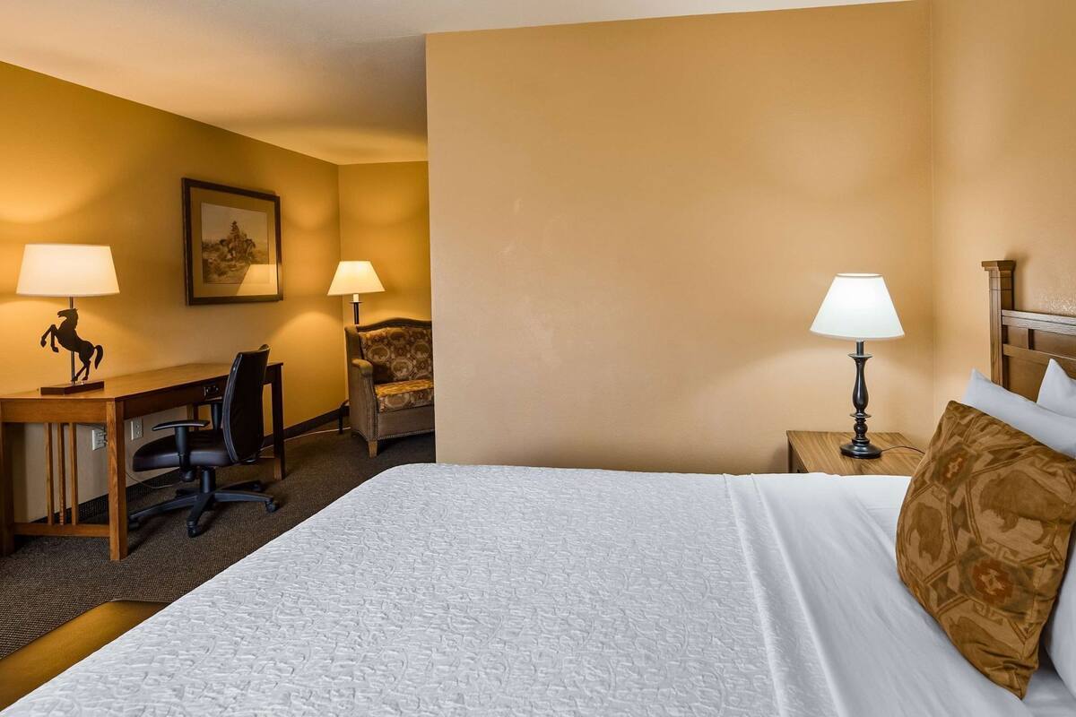 In-room safe, desk, iron/ironing board, cribs/infant beds