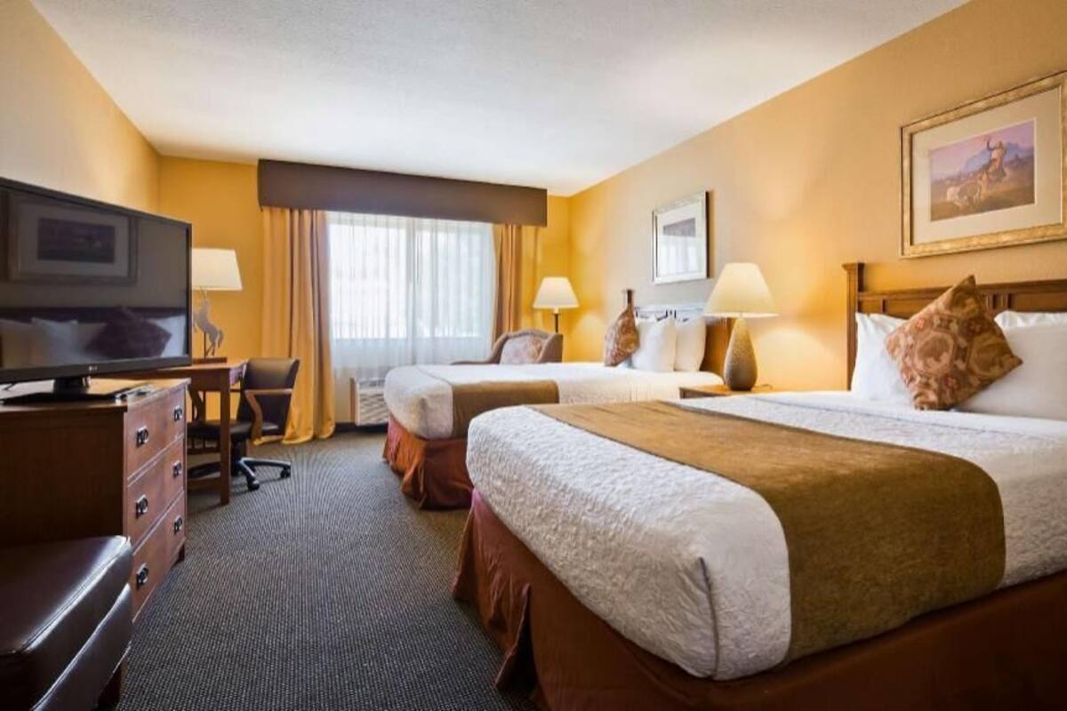 In-room safe, desk, iron/ironing board, cribs/infant beds